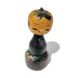 Hand-Painted Japanese Kokeshi Doll – 9cm Traditional Wooden Figurine for Zen and Minimalist Decor